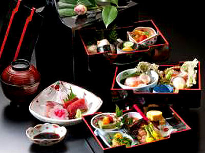 御会食や慶弔に名物三段弁当(一例)